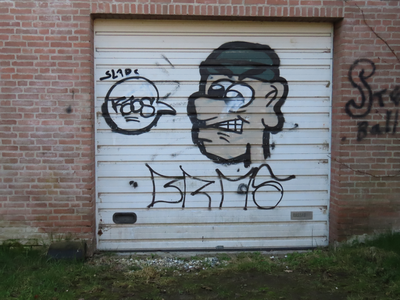 912390 Afbeelding van een graffitifiguur op een kanteldeur in de zijgevel van Sportcentrum Oudenrijn (Europaweg 48), in ...